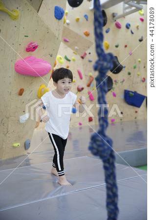 Children Climbing 44178089
