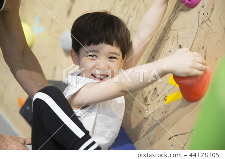 Children Climbing 44178105