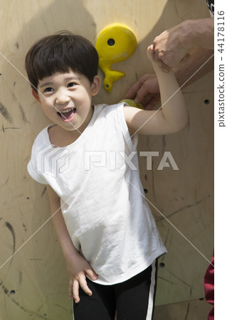 孩子們爬 44178116