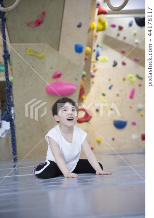 Children Climbing Children Climbing 44178117