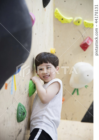 Children Climbing 44178131