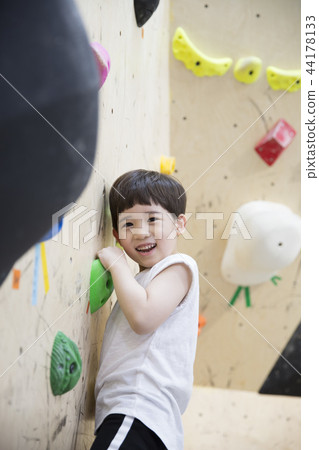 Children Climbing Children Climbing 44178133