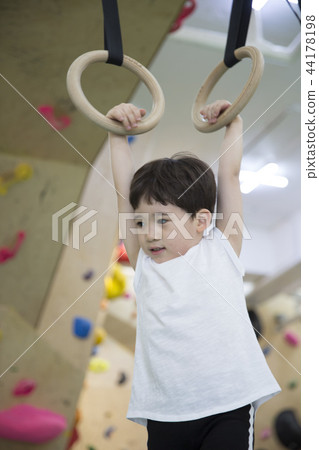 Children Climbing Children Climbing 44178198