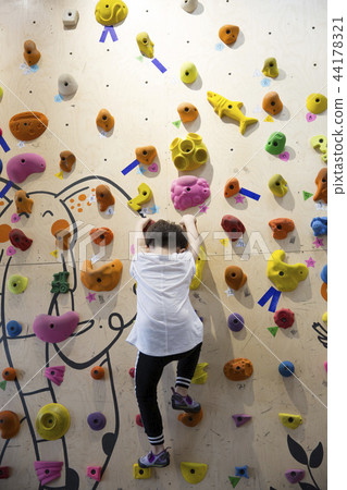 Children Climbing Children Climbing 44178321