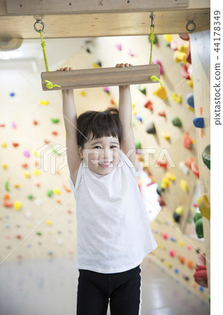 Children Climbing 44178349