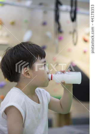 Children Climbing Children Climbing 44178353