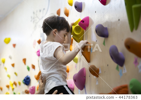 Children Climbing 44178363