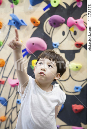 孩子們爬 44178378