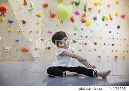 Children Climbing 44178503