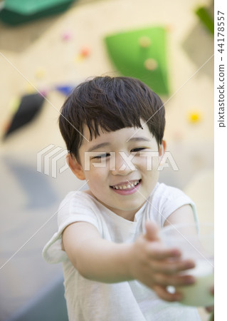Children Climbing 44178557