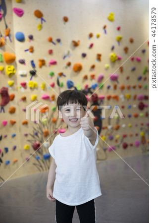 Children Climbing 44178579