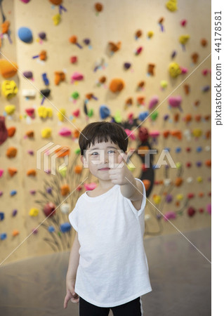 Children Climbing 44178581