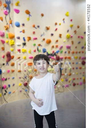 Children Climbing 44178582