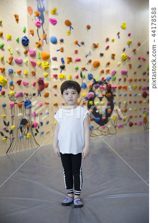 Children Climbing 44178588