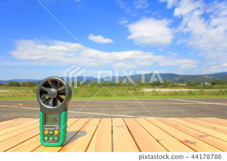 數字風速計在無人機飛行前檢查風速 44178786