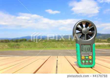 數字風速計在無人機飛行前檢查風速 數字風速計在無人機飛行前檢查風速 44178788