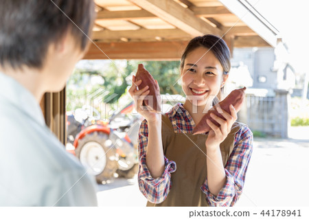 Country life Neighborhood relationship Your hem Country life Neighborhood relationship Your hem 44178941