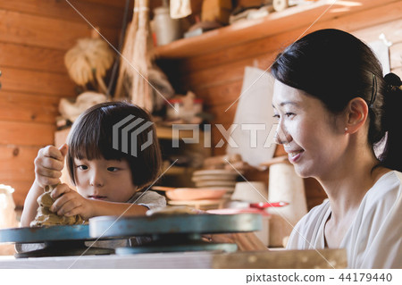 Ceramics class child Ceramics class child 44179440