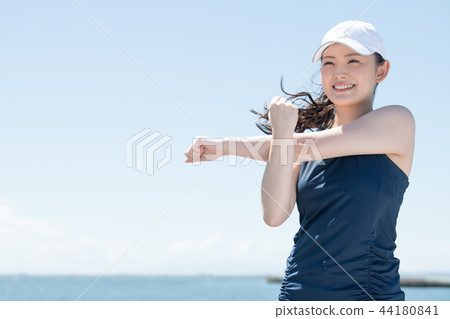 做舒展在海邊的年輕日本婦女 44180841
