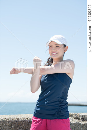 做舒展在海邊的年輕日本婦女 做舒展在海邊的年輕日本婦女 44180843