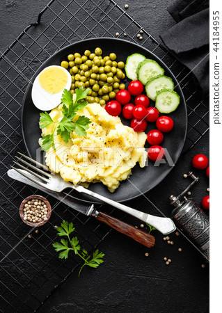 Mashed potato with green peas, eggs and vegetables 44184955