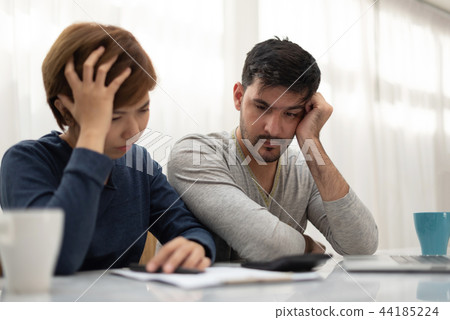 Young couple planning their montly expense. 44185224