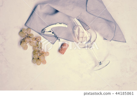 grapes, corkscrew, wine stopper and glass  44185861