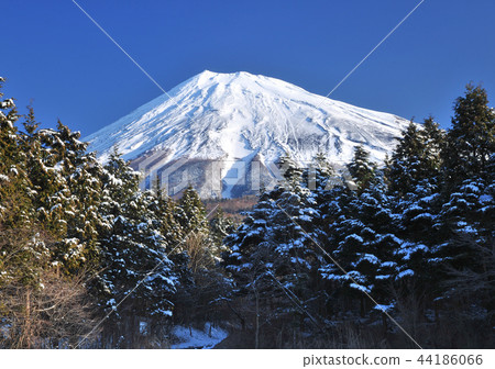 Snow scene of Fujisuzuka and Mt. Fuji 4408 Snow scene of Fujisuzuka and Mt. Fuji 4408 44186066