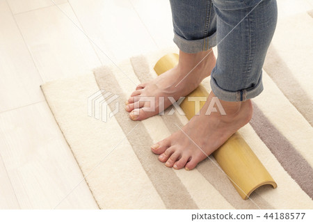 一個踩著竹子的女人 44188577