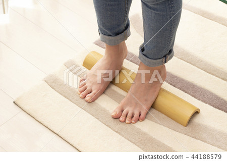 一個踩著竹子的女人 一個踩著竹子的女人 44188579