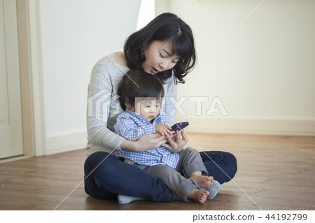 父母和孩子看到智能手機 44192799