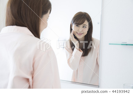 年輕女子早上護膚 44193942