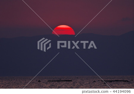 Sunset at the bottom of Sabae Bay 44194096