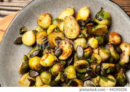 Roasted brussles sprouts 44195036