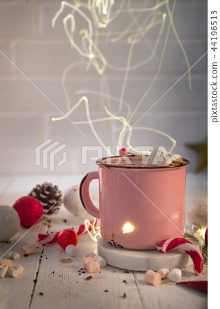 Enamel cup of hot cocoa with mini marshmallows 44196513