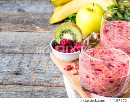 Berry dessert smoothie banana Kiwi Apple Parsley  44197572