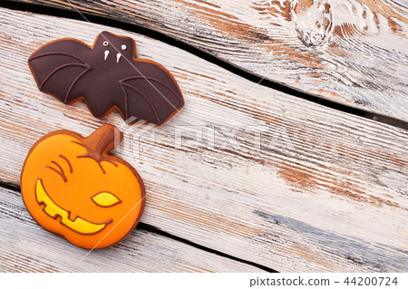 Halloween sugar cookies on wooden background. 44200724