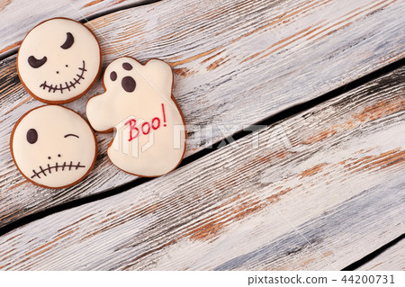 Halloween gingerbread cookies on wooden background. 44200731