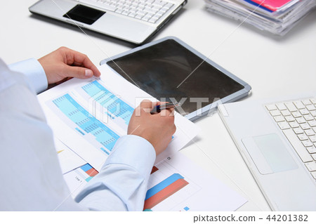 Business man sitting on the desk and working in office 44201382