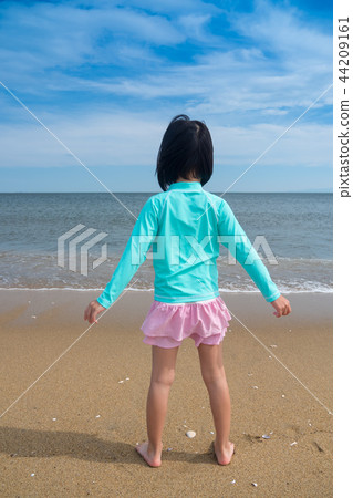 孩子們在沙灘上玩暑假 孩子們在沙灘上玩暑假 44209161