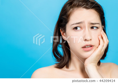 牙痛/口腔炎的女性 44209414