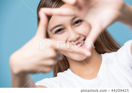 Woman making a frame with hands 44209425