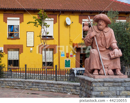 Statue of a tired pilgrim - Villar de Mazarife 44210055
