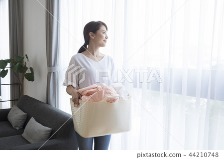 洗衣的女人 洗衣的女人 44210748