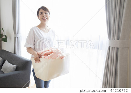 洗衣的女人 洗衣的女人 44210752
