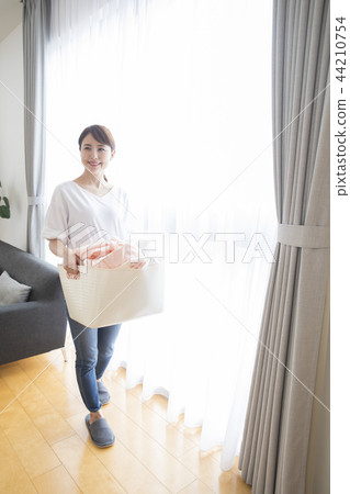 洗衣的女人 洗衣的女人 44210754