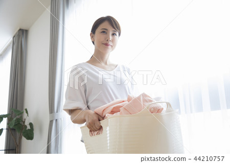 洗衣的女人 洗衣的女人 44210757