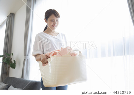 洗衣的女人 洗衣的女人 44210759