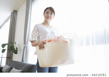 洗衣的女人 洗衣的女人 44210761