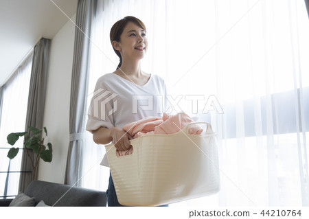 洗衣的女人 洗衣的女人 44210764